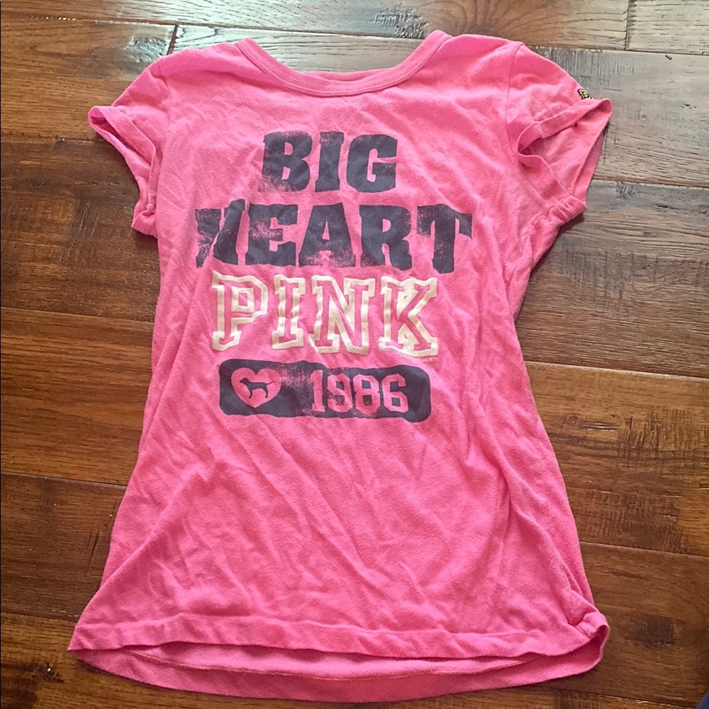 PINK Victoria's Secret Pink Short Sleeve Tee Graphic Design